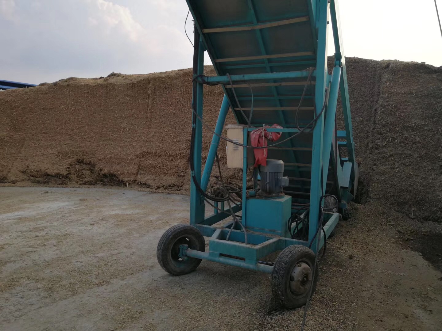 青貯取料機：取草界面平整、工作效率高